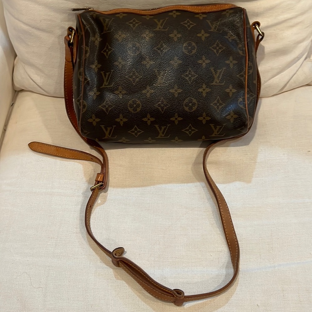Louis Vuitton Crossbody bag with zipper. Adjustable strap.